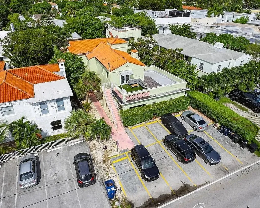 2822 Pine Tree Drive Miami Beach FL 33140