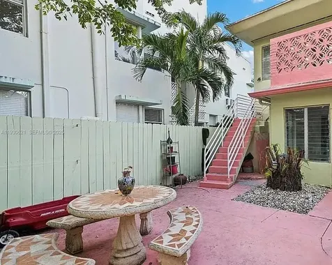 2822 Pine Tree Drive Miami Beach FL 33140