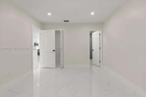 2737 W 55th Place Hialeah FL 33016