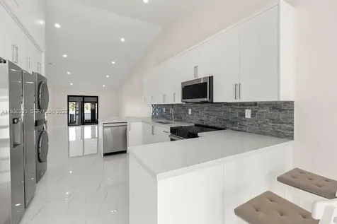 2737 W 55th Place Hialeah FL 33016