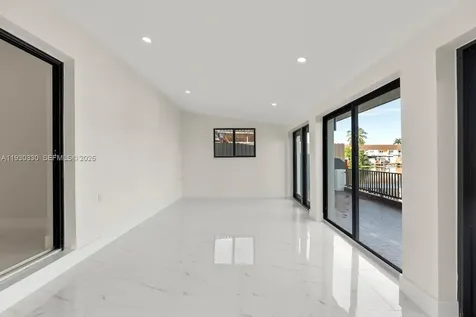 2737 W 55th Place Hialeah FL 33016