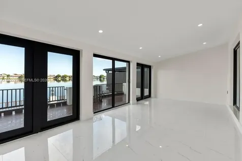 2737 W 55th Place Hialeah FL 33016
