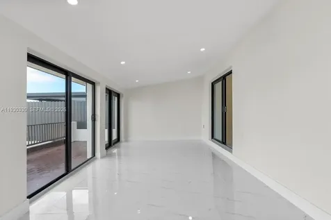 2737 W 55th Place Hialeah FL 33016