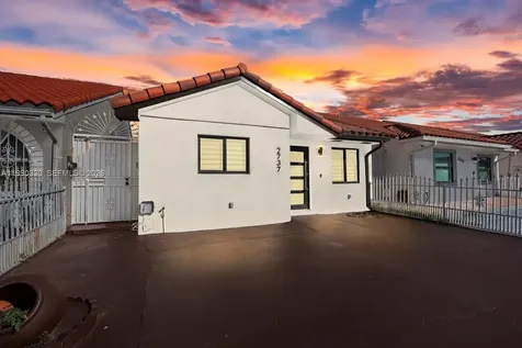 2737 W 55th Place Hialeah FL 33016