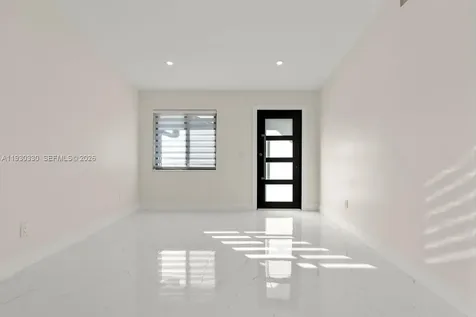 2737 W 55th Place Hialeah FL 33016