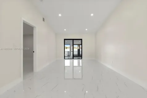 2737 W 55th Place Hialeah FL 33016