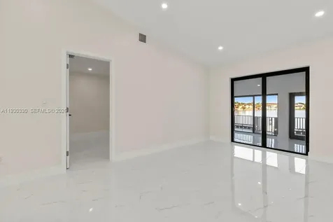 2737 W 55th Place Hialeah FL 33016