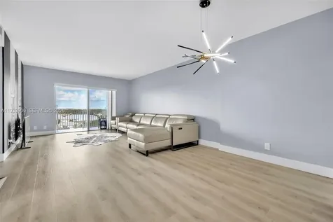 4200 Hillcrest Drive Hollywood FL 33021