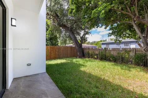 6852-6850 NW 4th Avenue Miami FL 33150