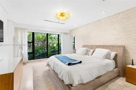 6420 Pinetree Drive Circle Miami Beach FL 33141
