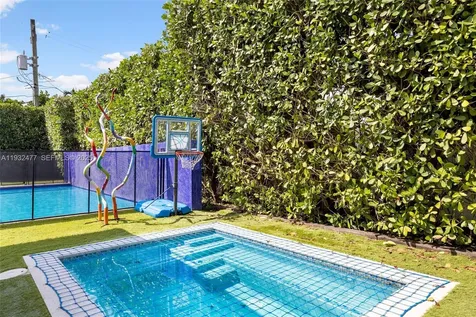 6420 Pinetree Drive Circle Miami Beach FL 33141