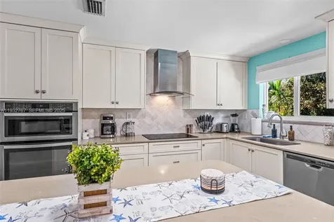 517 NE 2nd Place Dania Beach FL 33004