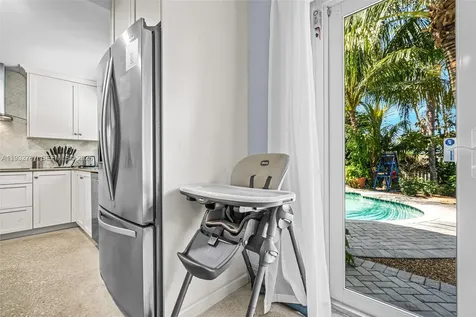 517 NE 2nd Place Dania Beach FL 33004
