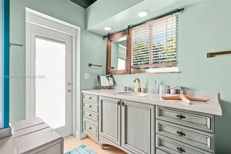 517 NE 2nd Place Dania Beach FL 33004