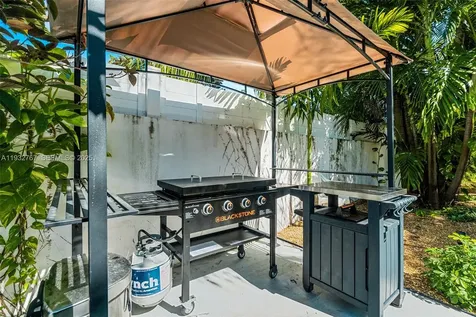 517 NE 2nd Place Dania Beach FL 33004