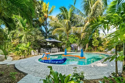 517 NE 2nd Place Dania Beach FL 33004