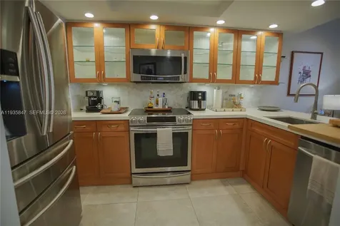 5880 Collins Avenue Miami Beach FL 33140
