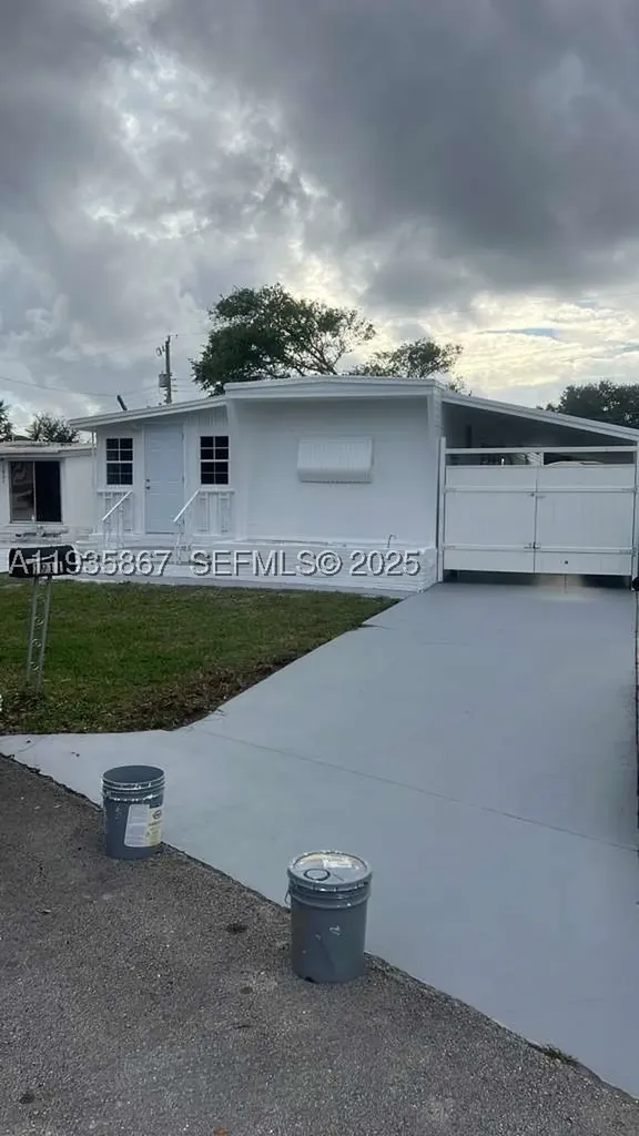 1911 SW 87th Avenue Davie FL 33324