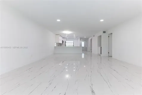 8435 Casa Del Lago Boca Raton FL 33433