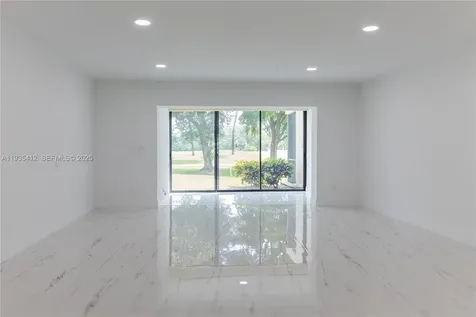 8435 Casa Del Lago Boca Raton FL 33433