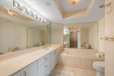 1000 W Island Boulevard Aventura FL 33160