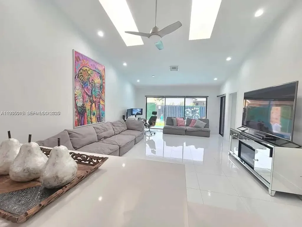 270 SE 7th Street Dania Beach FL 33004