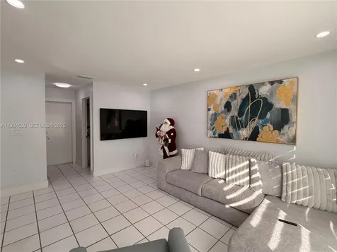 8242 NW 200 Terrace Hialeah FL 33015