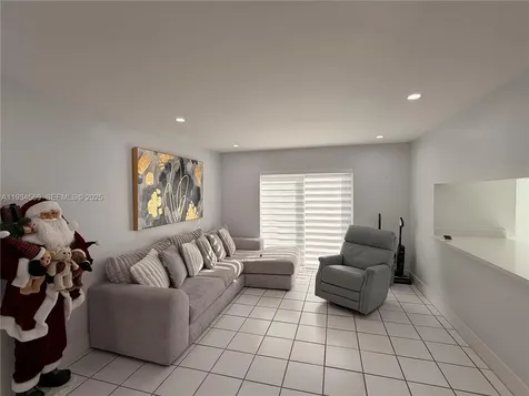 8242 NW 200 Terrace Hialeah FL 33015