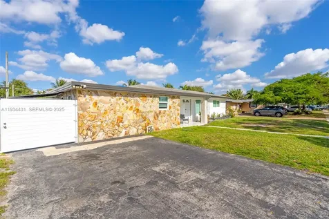 5041 SW 11th Street Plantation FL 33317