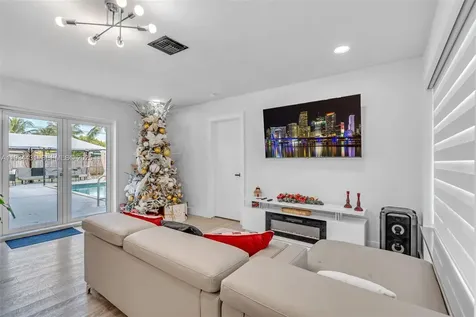 5041 SW 11th Street Plantation FL 33317