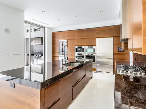 800 S Pointe Drive Miami Beach FL 33139