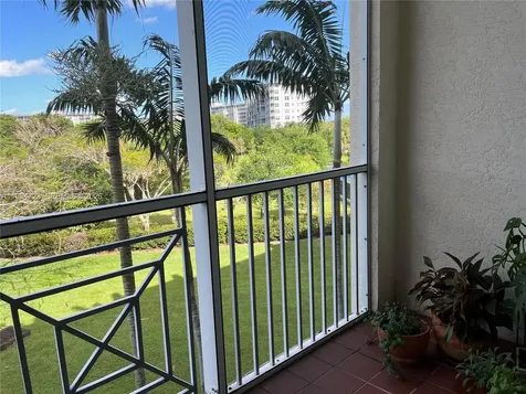 3500 Oaks Clubhouse Drive Pompano Beach FL 33069