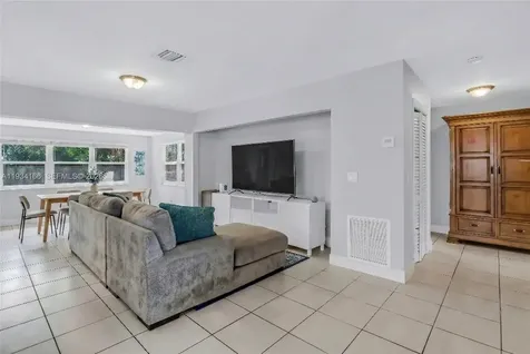 312 NW 35th Street Oakland Park FL 33309