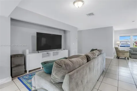312 NW 35th Street Oakland Park FL 33309