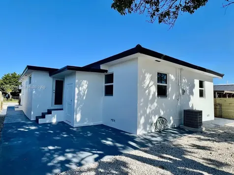 542 E 20th Street Hialeah FL 33013