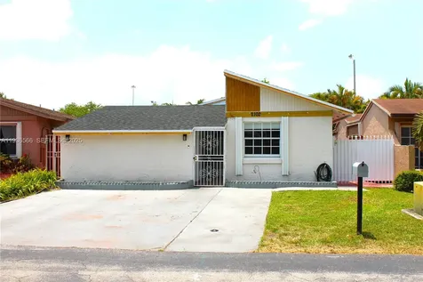 2102 SW 106th Court Miami FL 33165