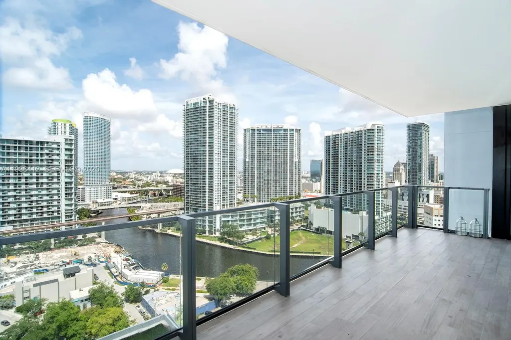 68 SE 6th Street Miami FL 33131