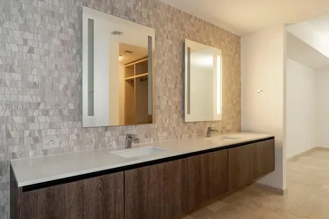 68 SE 6th Street Miami FL 33131
