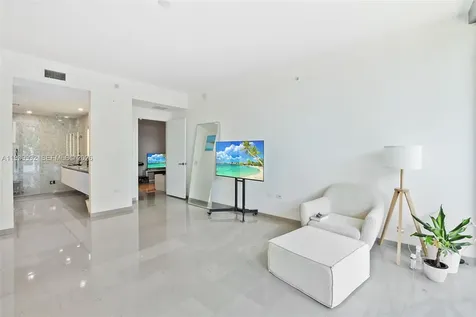 68 SE 6th Street Miami FL 33131