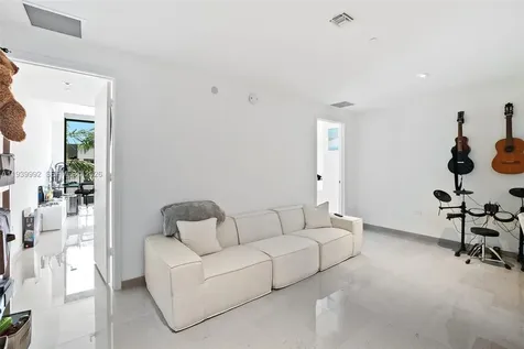 68 SE 6th Street Miami FL 33131
