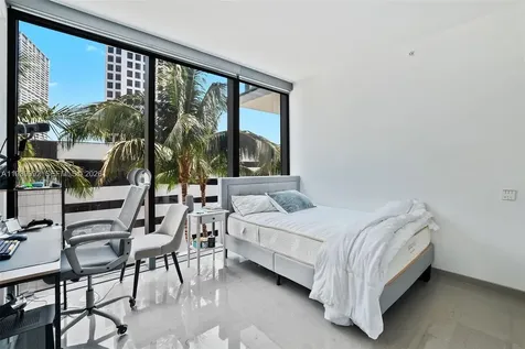 68 SE 6th Street Miami FL 33131