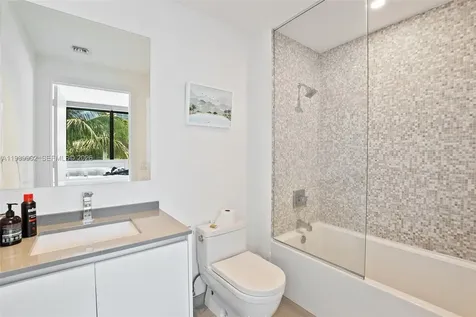 68 SE 6th Street Miami FL 33131
