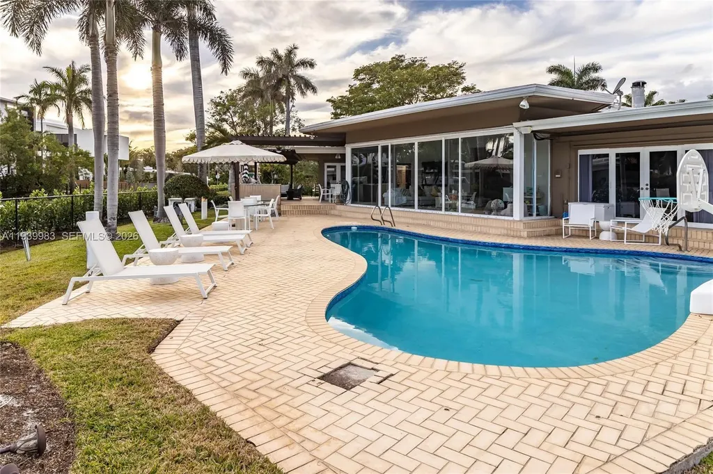 950 S Southlake Drive Hollywood FL 33019