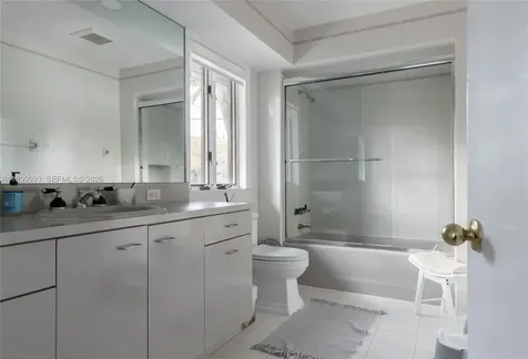 950 S Southlake Drive Hollywood FL 33019