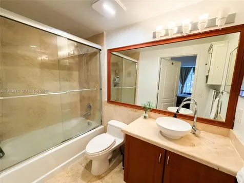 5085 NW 7th Street Miami FL 33126