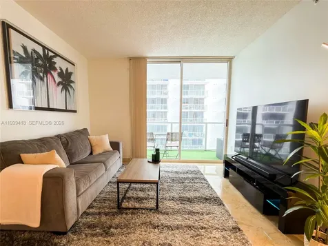 5085 NW 7th Street Miami FL 33126