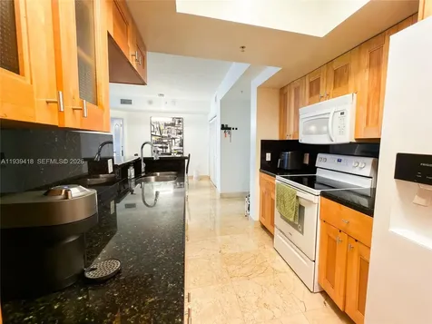 5085 NW 7th Street Miami FL 33126