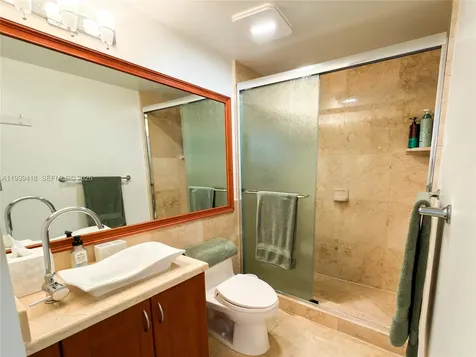 5085 NW 7th Street Miami FL 33126