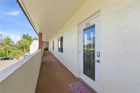 250 S Hollybrook Terrace Pembroke Pines FL 33025