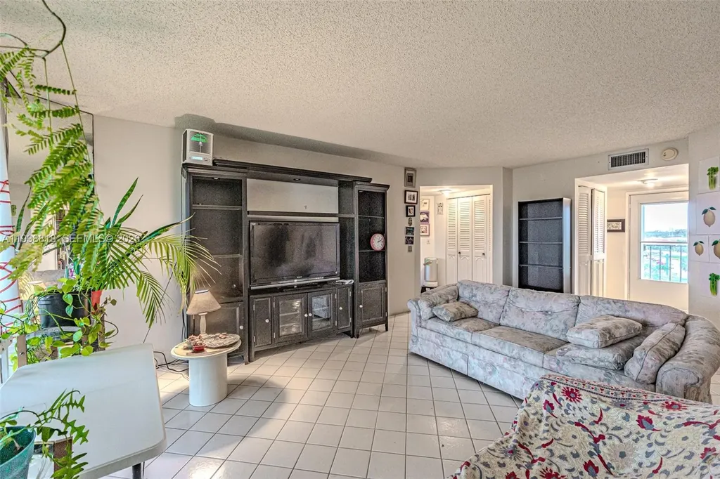 3959 Via Poinciana Lake Worth FL 33467
